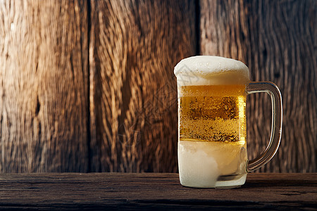 在木制桌上的杯子啤酒啤酒厂生活庆典茶点液体饮料金子棕色酒精黄色图片