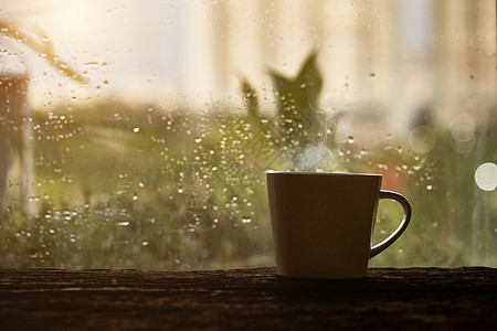 一杯咖啡 下着雨图片