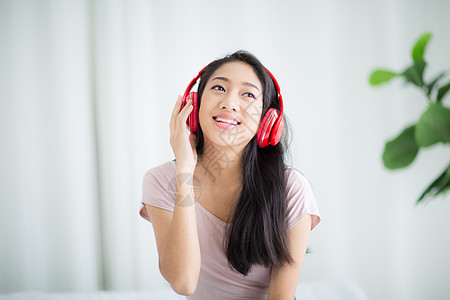 美丽的年轻女青年 顺从和放松青少年女孩沙发女士耳机房间音乐享受电话女性图片