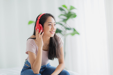 美丽的年轻女青年 顺从和放松女士唱歌房间享受电话女性音乐耳机青少年女孩图片