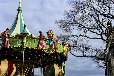 圣诞节在里斯本一个公园里交多彩的旋轮图片