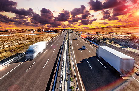 卡车和高速公路商业后勤运动路线驾驶送货车辆日落企业地平线图片