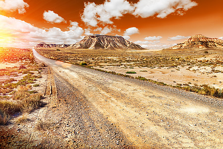 美丽的沙漠日落和道路风景 太阳升起的风景干旱土地峡谷小路旅行公园红色地平线天空国家图片
