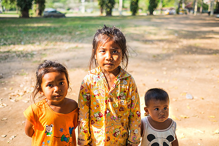 CAMBODIA  18 2017年1月18日 柬埔寨儿童在坎波迪亚路边乞讨钱财游客女孩男生孩子家庭社论花园团体图片