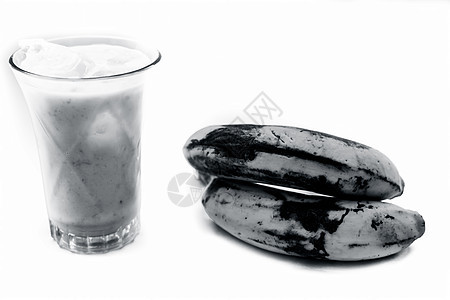 原有机新鲜香蕉及其冰淇淋 奶昔或香蕉牛奶 在玻璃杯中隔着白色食物勺子稻草香草芭蕉养分液体营养玻璃果汁图片