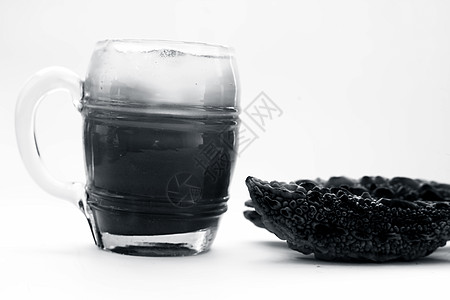 原有机苦瓜或苦瓜 用提取的果汁放在一个透明的玻璃杯中 一些冰块在白色上隔绝苦瓜子营养黄瓜蔬菜植物葫芦农业食物饮食香脂图片