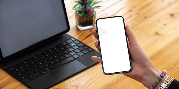 咖啡店用智能手机空白白屏幕闭紧女性的手图片