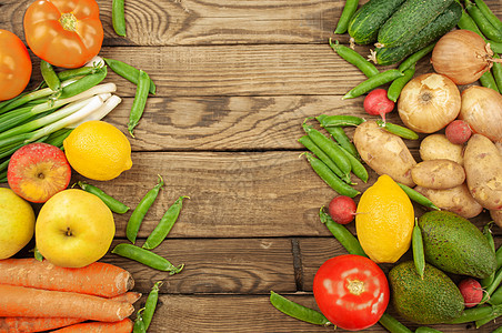 平铺的时令水果 蔬菜和香草 夏季食品概念 健康的生活和素食 素食 饮食 清洁食品成分 放置文本 深色木制背景上的食物农业土豆桌子图片