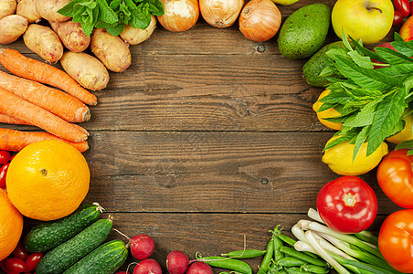 平躺的时令水果 蔬菜和香草 夏季食品概念 健康的生活和素食 素食 饮食 清洁食品成分 带有文本位置的圆形框架 深色木制背景上的食图片