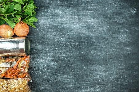 Flexitana 饮食概念 由各种新鲜有机蔬菜和水果组成 文本位置 薄荷 洋葱 意大利面 罐头食品 黑色背景与白色粉笔的食物图片