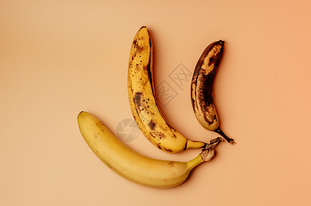 将三种香蕉从成熟到更被宠坏的棕色以及孤立的斑点进行丑陋的水果改造 水果的概念对于超市来说是无法分配的库存生物饮食老化标准热带食物图片
