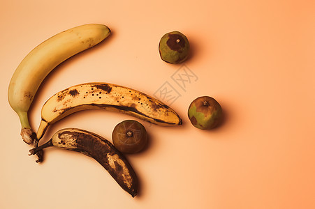 香蕉的丑陋果实从成熟变成更腐烂的棕色 有斑点和腐烂的酸橙分离 水果的概念是卖不了超市的营养食物热带生物库存老化标准模具图片
