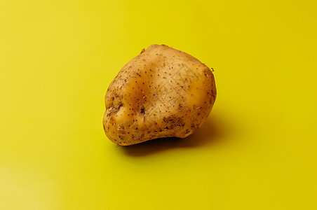 变种人奇异的有机大马铃薯在黄色背景上摇摆着 商店里拒绝食物的概念 质量差的食物图片