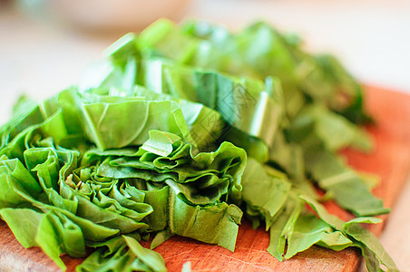 青绿的沙拉放在一个切削板上 生锈的风格 早上在阳光下 复制空间 笑声饮食青菜营养维生素菠菜烹饪蔬菜植物午餐矿物质图片