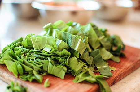 青绿的沙拉放在一个切削板上 生锈的风格 早上在阳光下 复制空间 笑声蔬菜农场维生素美食食物植物午餐青菜营养烹饪图片