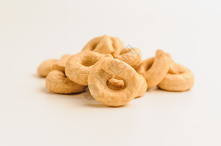 Taralli  一种传统的意大利开胃菜 类似于干燥或百吉饼 典型的西西里岛和卡拉布里亚美食 在白色背景上的百吉饼 隔离 复制空图片