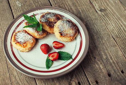 美食早餐  奶酪薄饼 奶酪蛋糕 奶酪薄饼 草莓 薄荷和糖粉放在白盘里 选择性的焦点油炸蛋糕食物菜单甜点小屋水果桌子饮食浆果图片