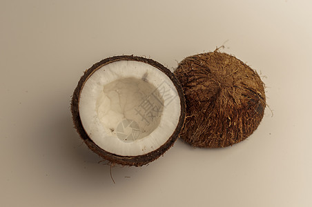 白色背景上的丑陋有机椰子 隔离 壳中的破坚果 椰子的白色内部 开始分解并长满真菌和霉菌 变质的产品水果棕色疾病黑色腐烂黄色椰树衰图片