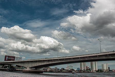 Rama 5桥是跨越Chao Phraya河的一座桥梁 这是非塔胡里主要桥梁之一多云纪念馆吸引力建筑天空木板蓝色图片