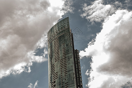 方形几何镜照在现代建筑上 有重复结构 反射天空和云层蓝色金融城市玻璃建筑学商业图片