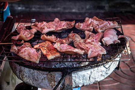 木炭炉的钢铁烤架上 有许多猪耳朵图片