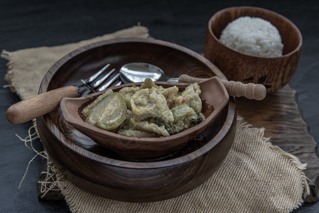 是绿咖喱鱼丸配米饭 泰国流行的传统食品 看起来很好吃辣椒餐具美食盘子食物木头餐厅午餐鱼丸椰子图片