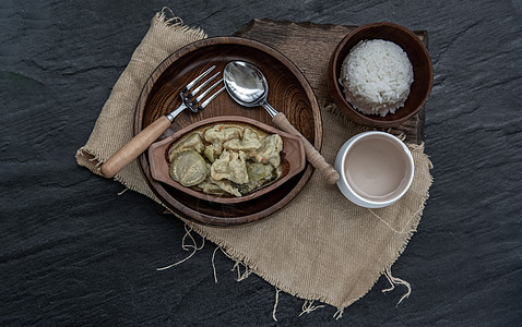 是绿咖喱鱼丸配米饭 泰国流行的传统食品 看起来很好吃烹饪餐具午餐椰子餐厅食物美食辣椒胡椒盘子图片