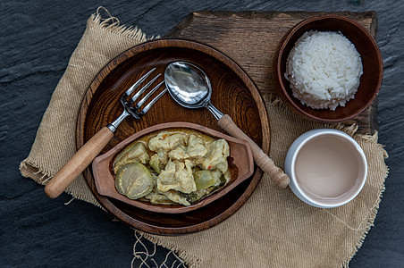 是绿咖喱鱼丸配米饭 泰国流行的传统食品 看起来很好吃盘子辣椒椰子烹饪美食鱼丸餐具餐厅胡椒午餐图片