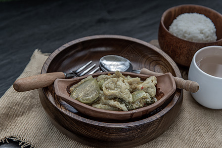 是绿咖喱鱼丸配米饭 泰国流行的传统食品 看起来很好吃食物椰子美食辣椒餐具午餐胡椒烹饪盘子鱼丸图片
