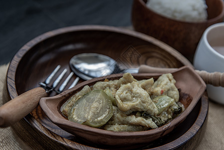 是绿咖喱鱼丸配米饭 泰国流行的传统食品 看起来很好吃木头午餐餐具餐厅烹饪美食辣椒食物胡椒椰子图片