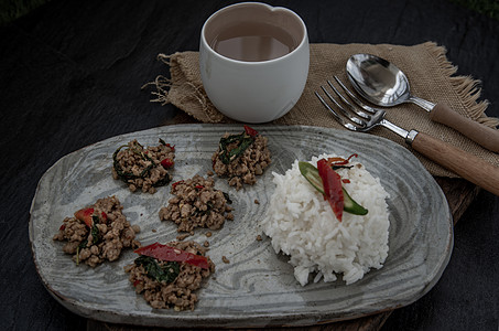 泰国流行传统食品 看起来很好吃 鲜有食物的泰国人也喜欢食用蒸米饭和烤肉木头美食桌子辣椒烹饪盘子消化胡椒午餐草本植物图片