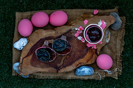 皮蛋 Pidan Eggs 又名皮蛋 百年蛋 千年蛋 是中国的一种腌制食品和佳肴 由鸭 鸡在灰 盐 红石灰 碳酸钠 茶叶和氧化锌图片