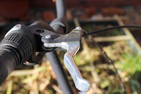 在自行车上的手刹杆上 有选择性的焦点表演运动街道旅行踏板运输齿轮金属车道辐条速度图片