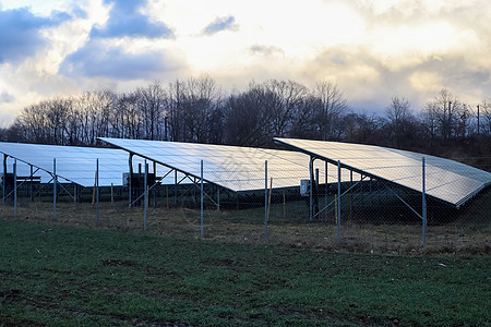 利用太阳能模块在北欧一个大公园中产生清洁能源北欧天空基础设施太阳力量蓝色阳光细胞环境燃料场地图片