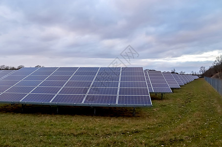 利用太阳能模块在北欧一个大公园中产生清洁能源北欧气候变化可持续气候环境基础设施蓝色阳光天空煤炭公用事业图片