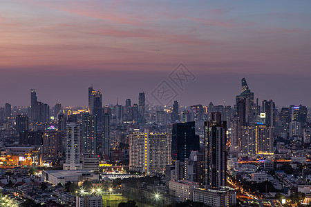 曼谷的天空景象与摩天大楼在曼谷商业区 晚上美丽的黄昏给城市带来了现代风格 笑声地标旅行地平线市中心建筑学蓝色景观场景街道建筑图片