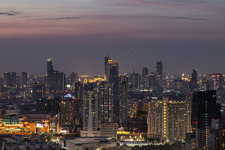 曼谷的天空景象与摩天大楼在曼谷商业区 晚上美丽的黄昏给城市带来了现代风格 笑声地标戏剧性建筑学旅游天线建筑物景观街道旅行市中心图片