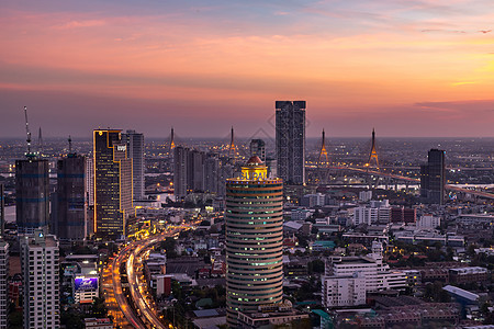 曼谷的天空景象与摩天大楼在曼谷商业区 晚上美丽的黄昏给城市带来了现代风格 笑声办公室地标建筑学旅行戏剧性建筑物旅游场景蓝色地平线图片
