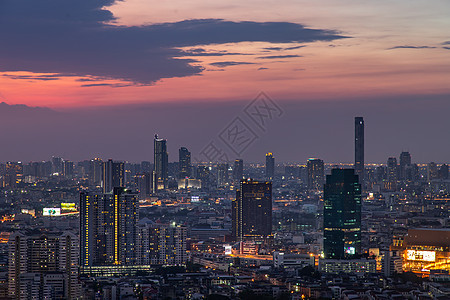 曼谷的天空景象与摩天大楼在曼谷商业区 晚上美丽的黄昏给城市带来了现代风格 笑声街道商业景观鸟瞰图办公室地标建筑物阳光旅行地平线图片