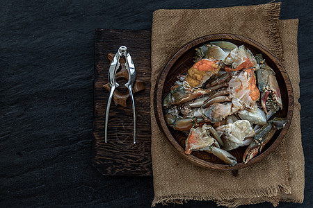 鱼酱发酵的马蟹和海螃蟹蛋 在木碗里被熏成鱼酱异国营养午餐盘子情调美食螃蟹国家蟹卵饮食图片