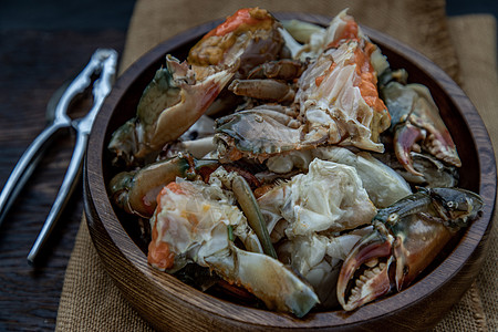 近距离特写鱼酱发酵的马蟹和海螃蟹蛋 在木碗中被吸收进鱼酱图片