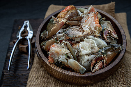 鱼酱发酵的马蟹和海螃蟹蛋 在木碗里被熏成鱼酱贝类情调海鲜饮食螃蟹国家甲壳美食动物餐厅图片