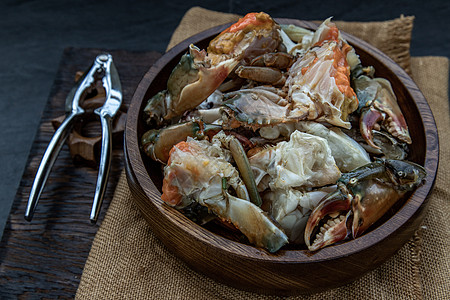 鱼酱发酵的马蟹和海螃蟹蛋 在木碗里被熏成鱼酱国家食物情调盘子蟹卵美食营养异国午餐螃蟹图片