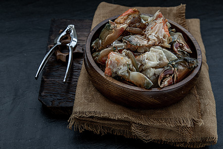 鱼酱发酵的马蟹和海螃蟹蛋 在木碗里被熏成鱼酱盘子食物美食情调螃蟹蟹卵国家营养午餐异国图片