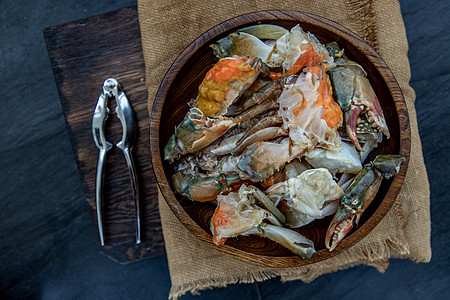 鱼酱发酵的马蟹和海螃蟹蛋 在木碗里被熏成鱼酱营养蟹卵饮食异国食物美食午餐国家盘子情调图片