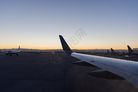 在机场停靠的飞机上方有美丽的深蓝天空喷射旅行运输旅游玻璃技术车辆翅膀航空公司天空图片