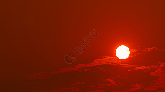 傍晚时分 圆形的大太阳和红色的日落天空 带有灵感引述的空间 自然之美 美丽的夏日日落天空 宁静祥和的背景 加热温度 朱红色的天空背景图片