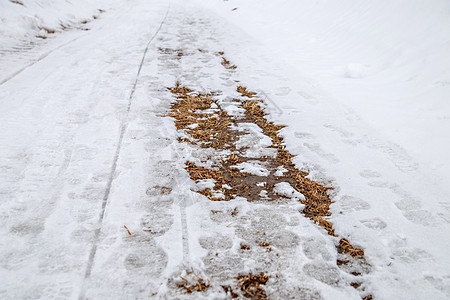 阳光温暖的雪热道路和裸露的地面出现图片