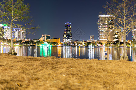 夜晚在湖上照亮的建筑物的美丽景色场景市中心摩天大楼灯光天际城市天空建筑街道建筑学图片