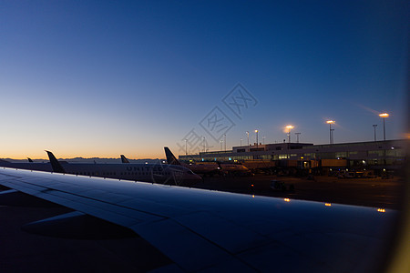 在机场停靠的飞机上方有美丽的深蓝天空航空旅行航空公司旅游日落翅膀蓝色假期商业玻璃图片